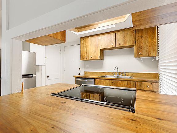 3rd image of 526 15th Ave NE