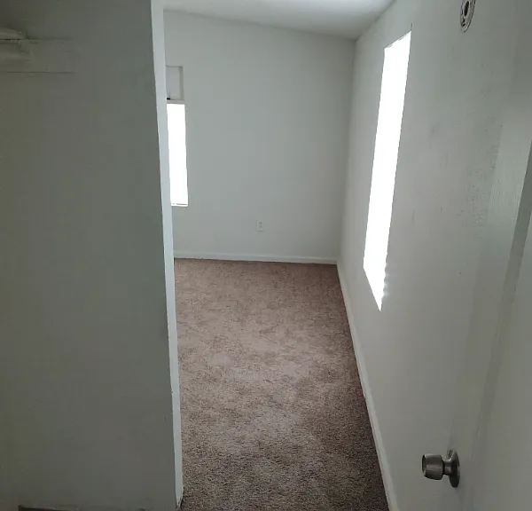 128 SE Guinevere Ct — Photo 11