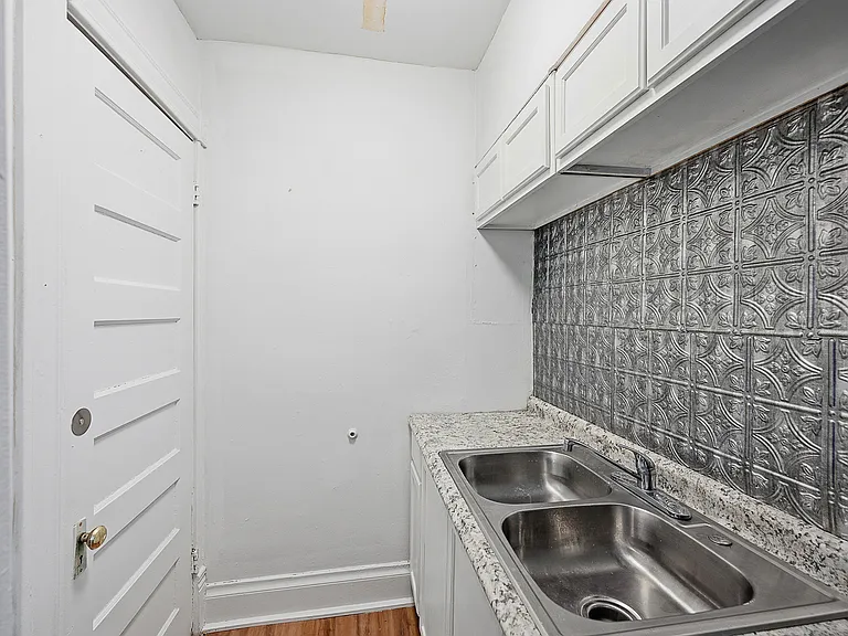 2222 Lawn Ave #6 — Photo 6