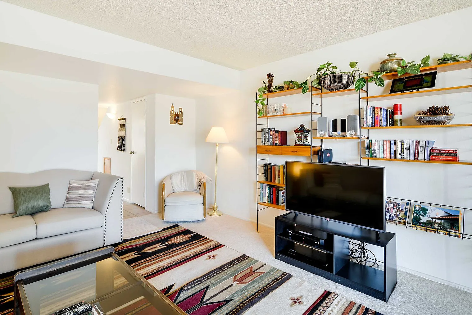 2 bed, 1.0 bath, 1011 sqft, $2,741 — Photo 3