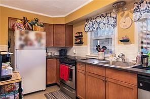 5th image of 55 Pleasant St