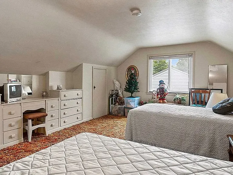 1586 Edison St — Photo 10