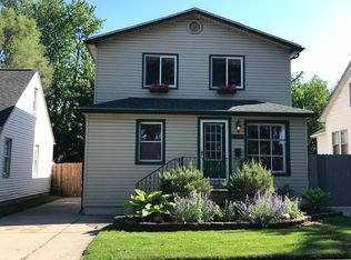 20556 Ridgemont Rd, Harper Woods, MI 48225