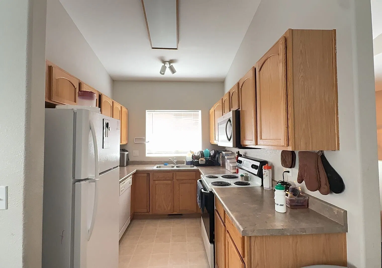 Spacious 3 Bd Townhome With Finished Basement & Fireplace - Water & Trash Included! — Photo 3