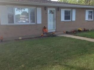 6 Oakwood Dr, Pontiac, IL 61764