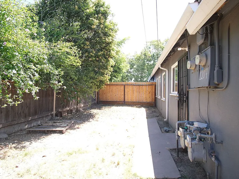 1207-1209 Merced Ave — Photo 12