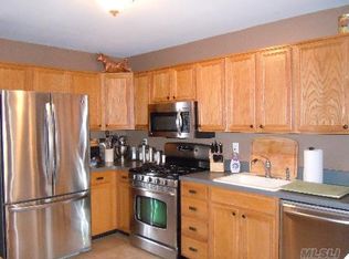 93 Erin Ln, Setauket, NY 11733