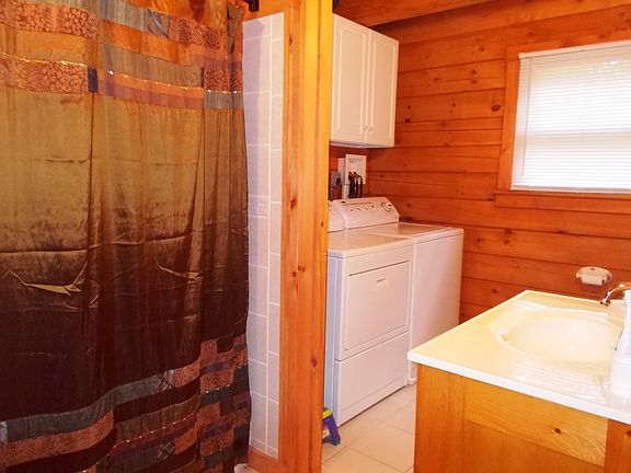 bath w/ laundry area