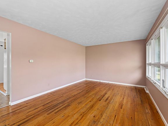 5th image of 713 W Stewart St