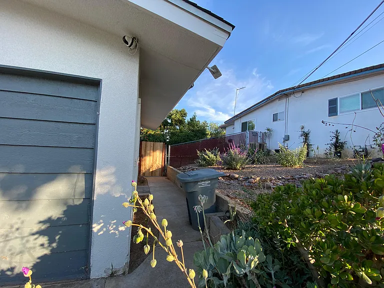 1121 W 12th Ave W — Photo 2