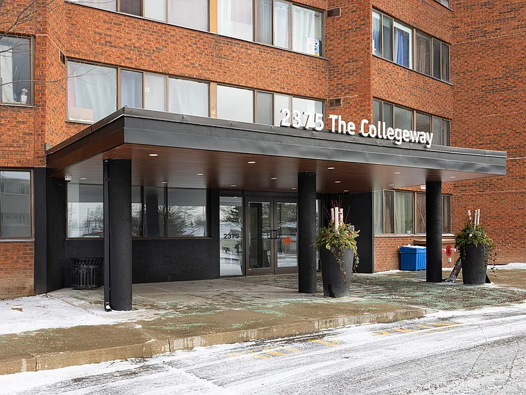 2375 The Collegeway — Photo 45