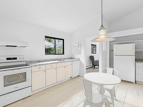 5th image of 17 Mulford Ave