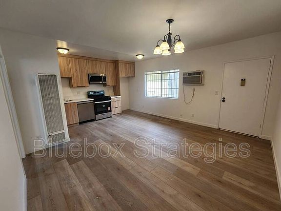2nd image of 1542 Diamond St #7