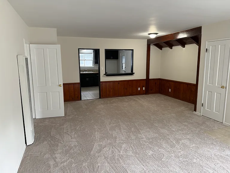 16007 Victory Blvd — Photo 15