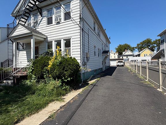 2nd image of 924 Monroe Ave