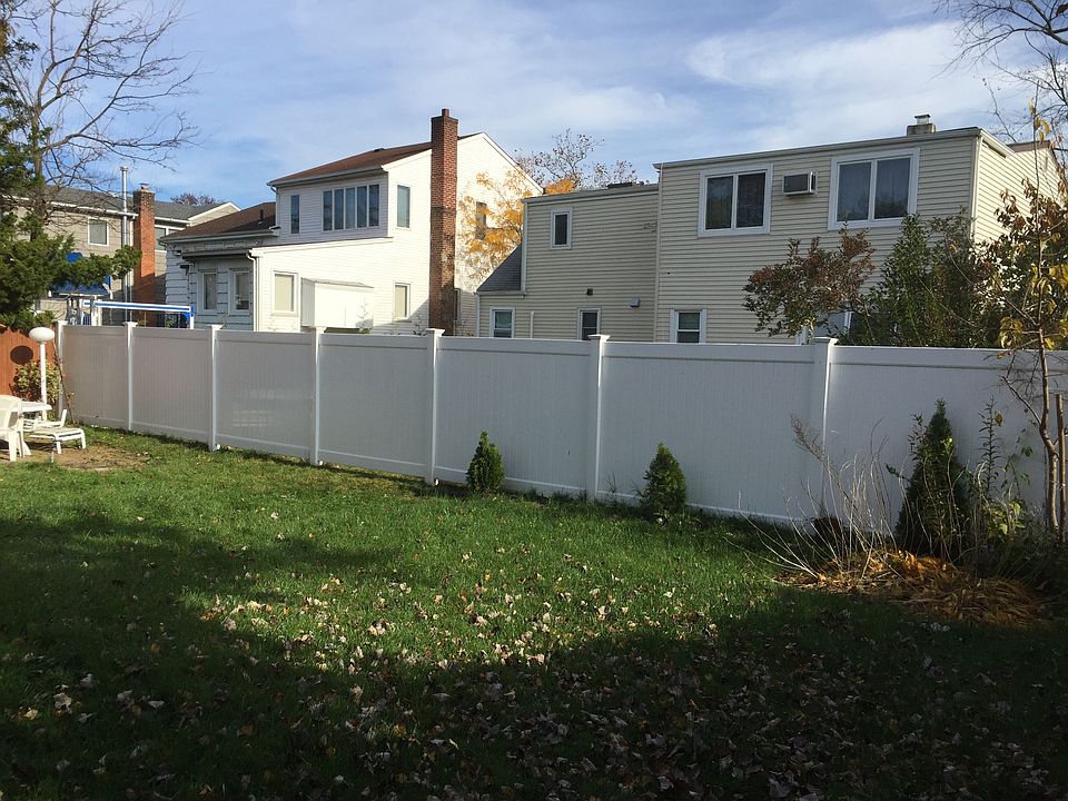 Backyard Vinyl Fence 