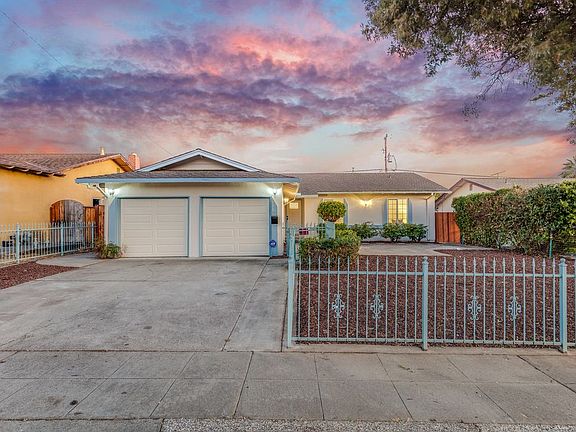 2nd image of 3310 Cuesta Dr
