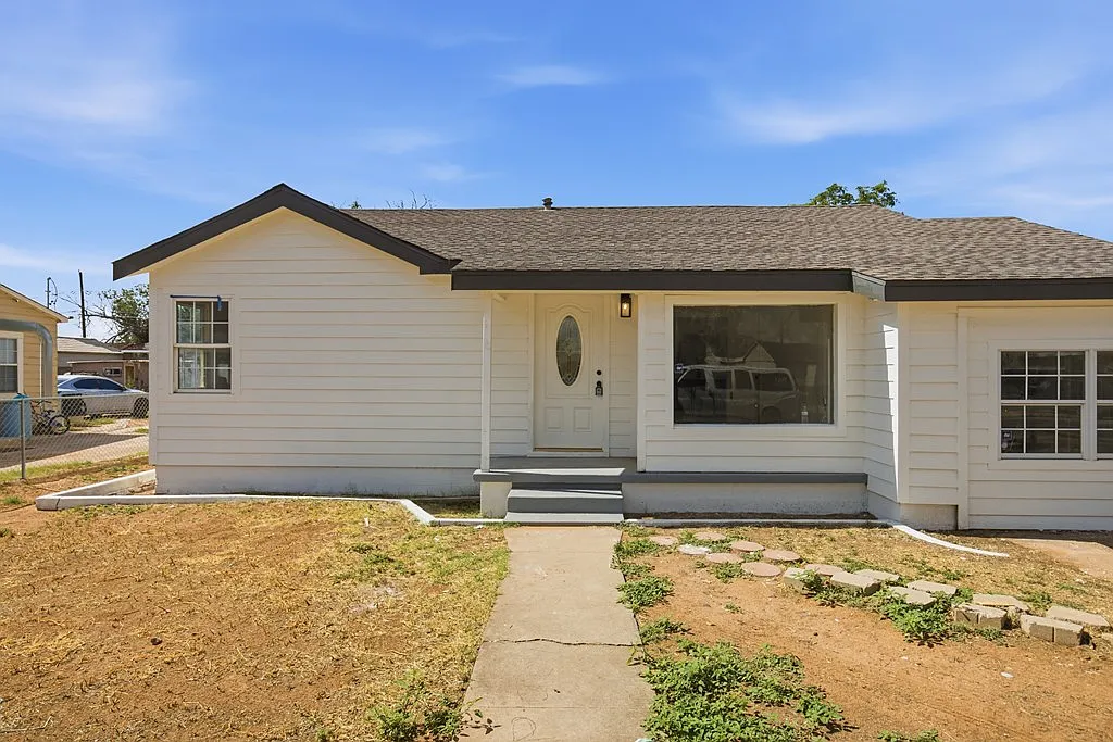 3 bed, 2.0 bath, 1300 sqft, $2,200 — Photo 2