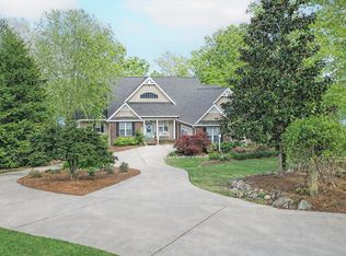 425 Terrapin Pointe Rd, Hodges, SC 29653