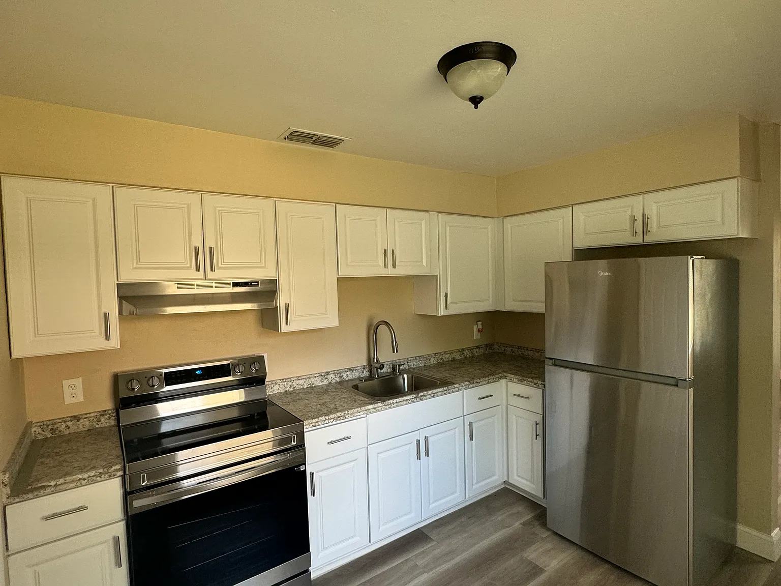 2 bed, 850 sqft, $1,395 — Photo 2