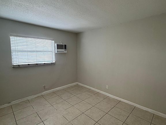 5th image of 325 NW 15th St #11399595