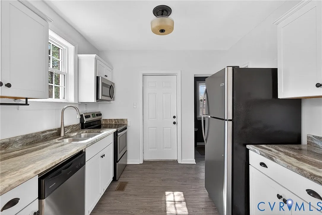 3 bed, 1305 sqft, $1,800 — Photo 2