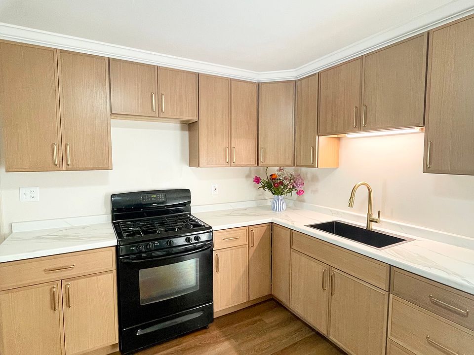 1st image of 401 Dearborn St Unit 1