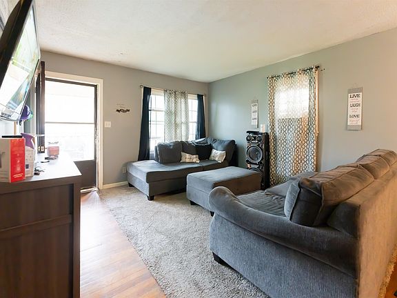 2nd image of 414 W Richland Ave