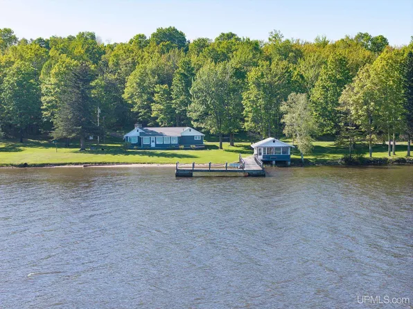 19422 Mayo Dr, Lanse, MI 49946
