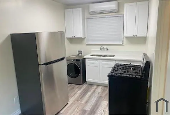 Studio, 650 sqft, $2,450 — Photo 3
