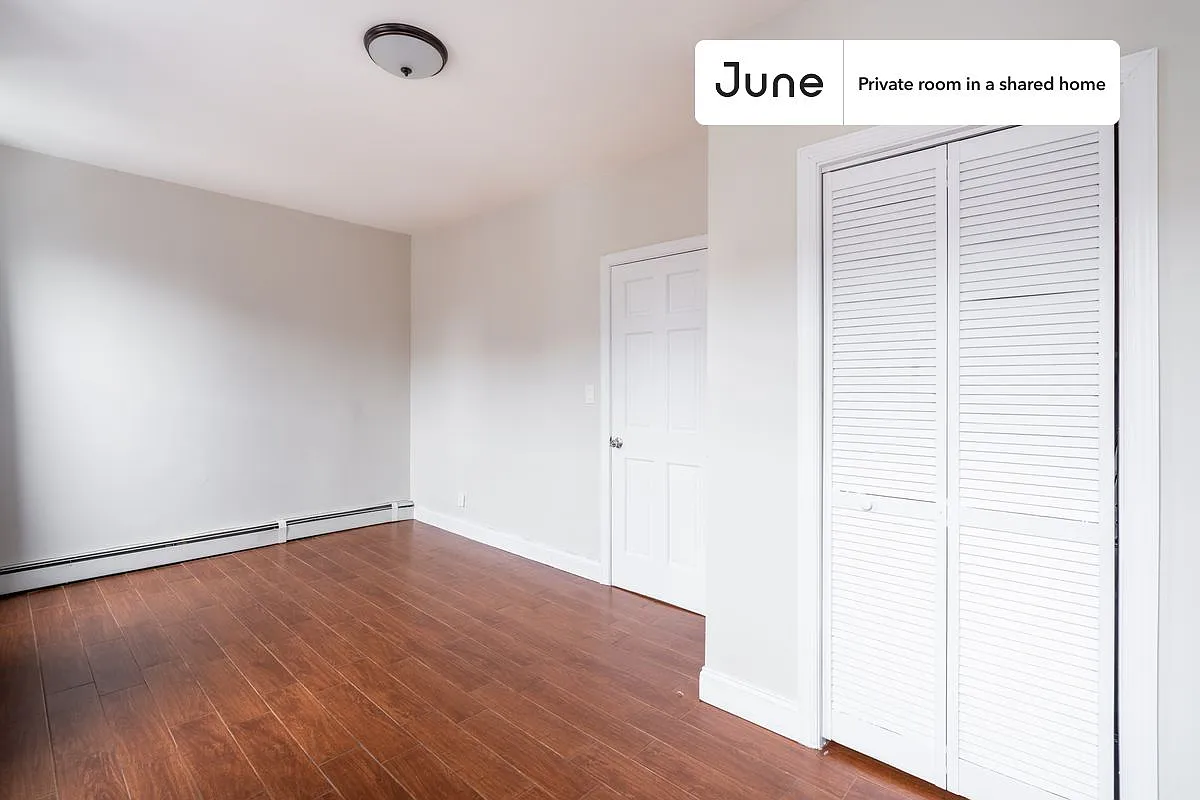 Queen bedroom in 3 bed/1 bath home in Bedford-Stuyvesant #964 A — Photo 4