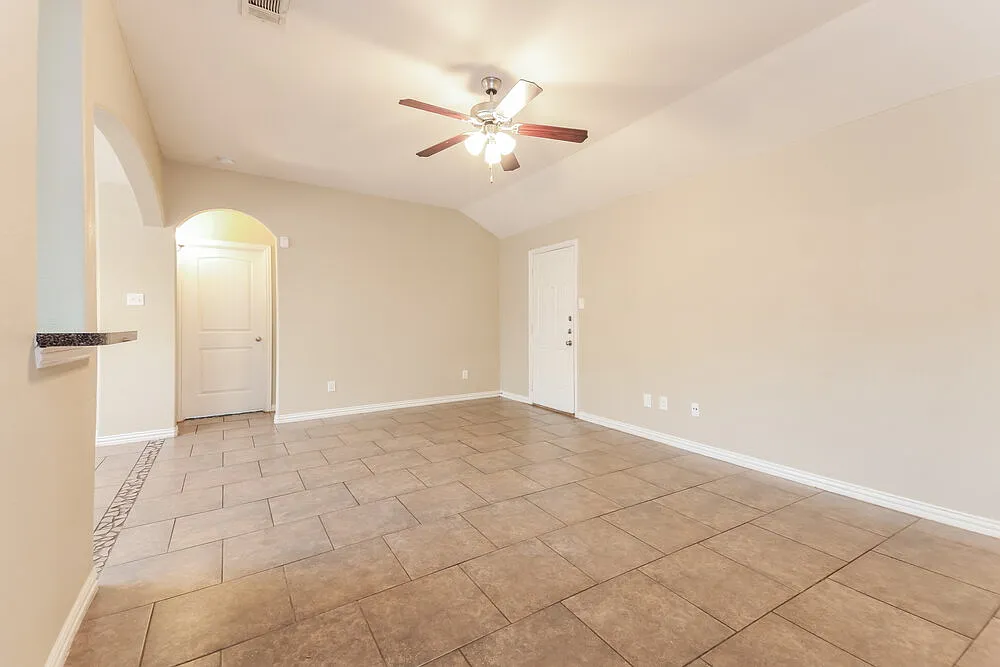 3 bed, 2.0 bath, 1400 sqft, $1,860 — Photo 4