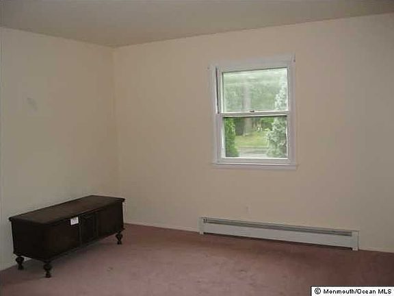 5th image of 26 Edgewater Dr