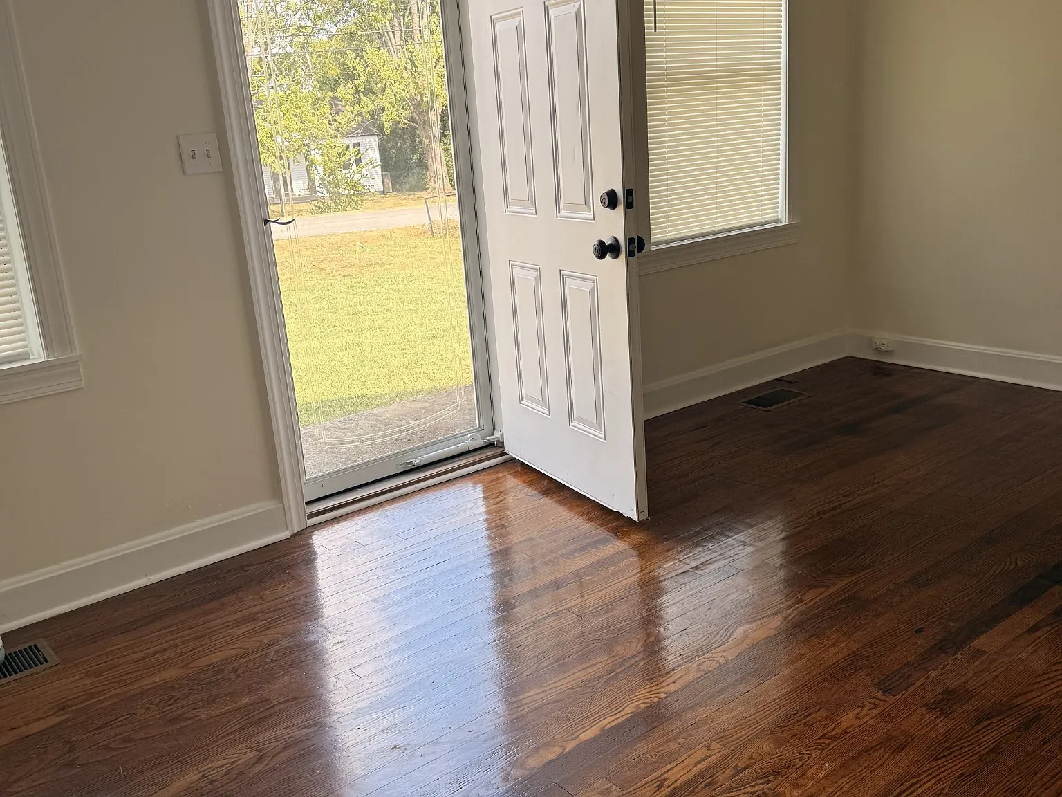 3 bed, 1.0 bath, 1000 sqft, $1,950 — Photo 2