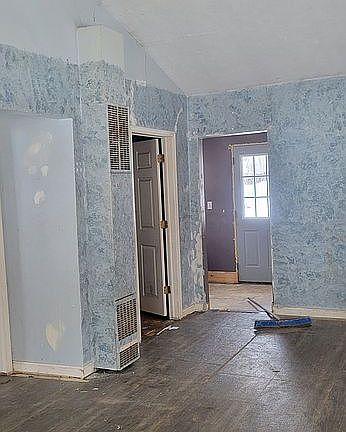 3rd image of 975 W Grace St