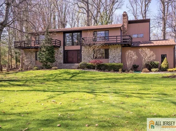 6 Pershing Ct, North Brunswick, NJ 08902