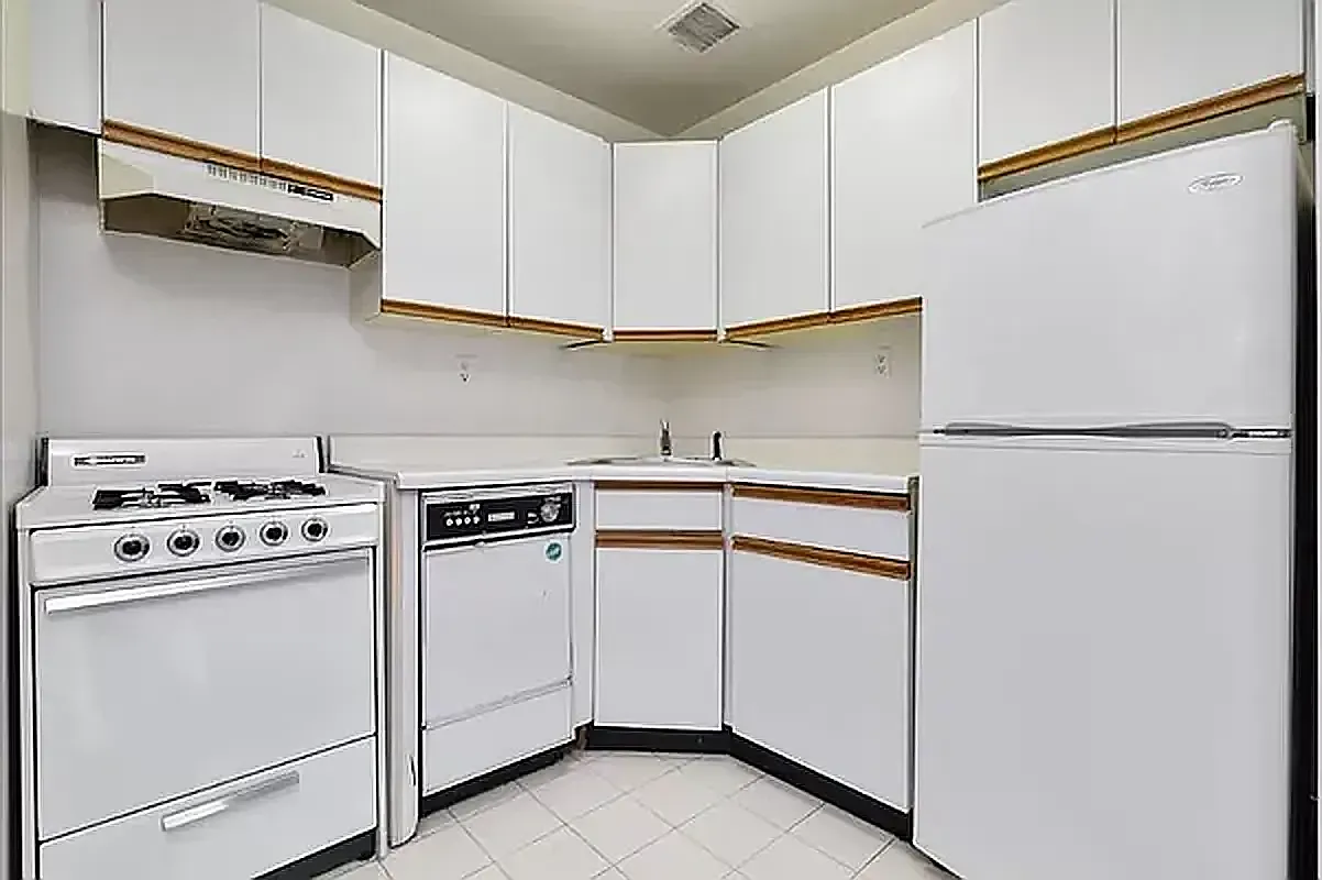 220 East 24th Street — Photo 2