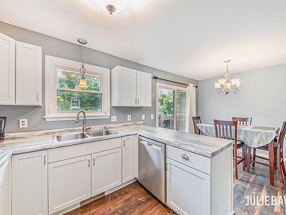 4th image of 2262 Yorktown Dr SE