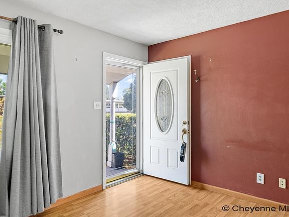 5th image of 829 E Carlson St