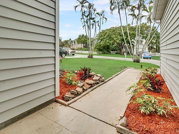 5th image of 4710 Lakeside Cir