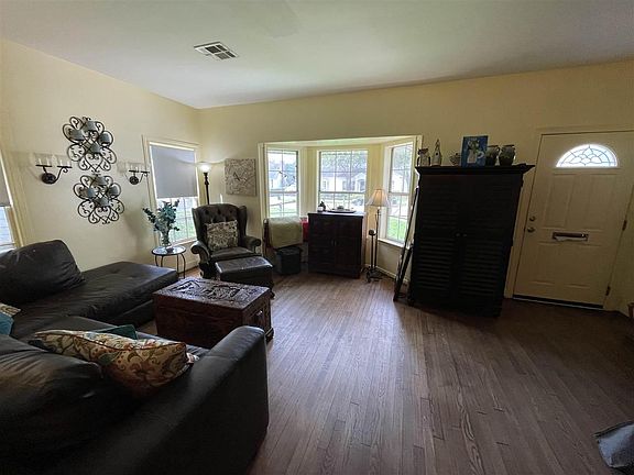 3rd image of 3939 North St