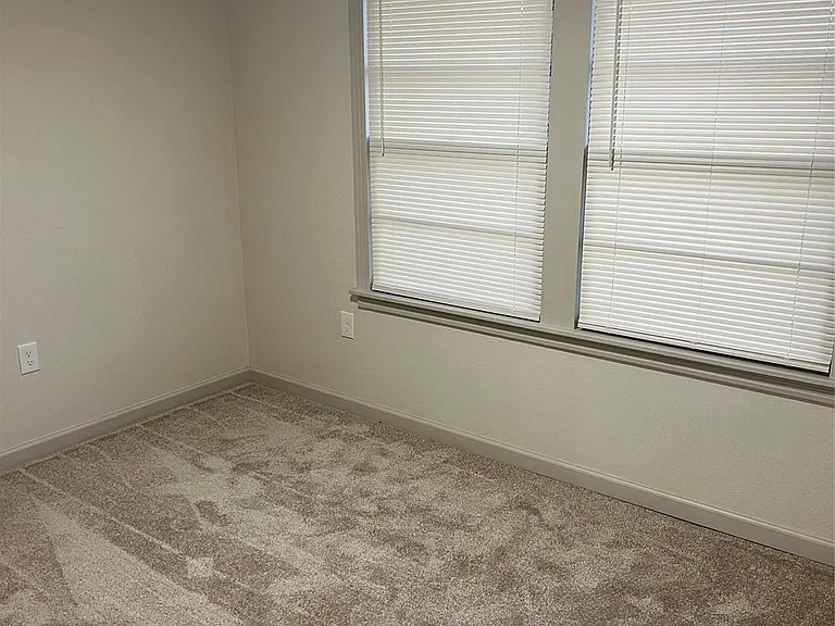 902 Alice St — Photo 12