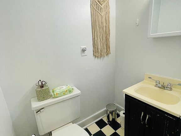 4th image of 305 W Marshall St #E00588e18
