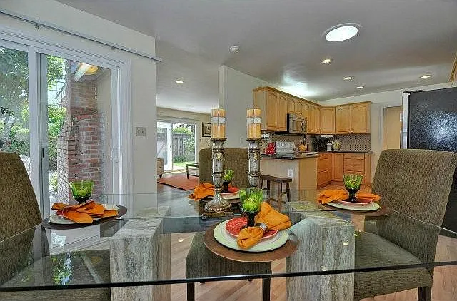 3 bed, 1251 sqft, $4,200 — Photo 3