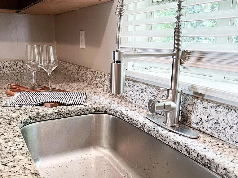 Large single basin sink with single handle pull-down sprayer