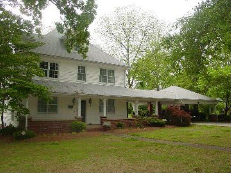 http://www.propertyboss.net/CustomerImages/DFF001_92991/media/Properties/295%20Bowdon%20Street/zsmall_DSC05709.JPG