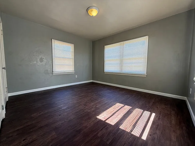 511 Philippine St — Photo 16