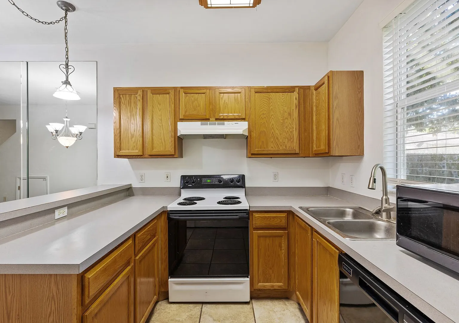 Just Reduced!! Close to UF Two Story Townhouse — Photo 4