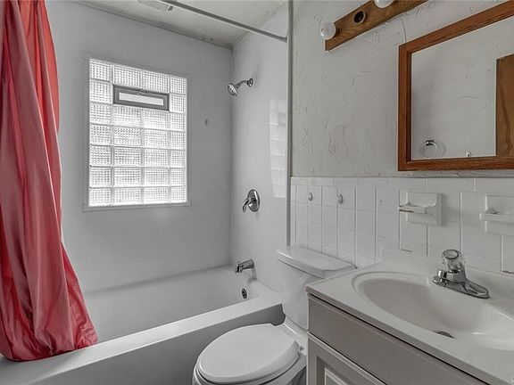 5th image of 285 University Ave