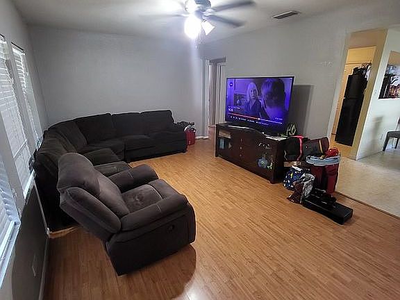 3rd image of 4805 Wynona Dr
